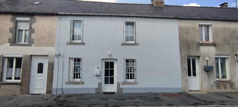 Maison de ville mitoyenne dont la façade a été rafraîchie en gris perle.
