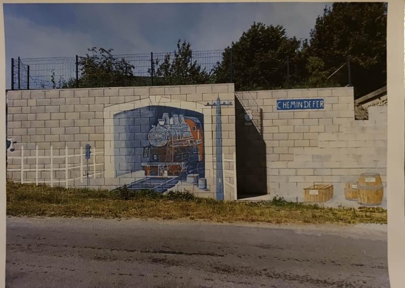 Grande fresque murale en trompe-l'œil d'une locomotive à vapeur sortant d'un tunnel.