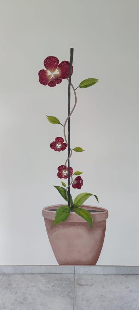 Une peinture murale d'une orchidée en pot avec des fleurs rouge foncé et des feuilles vertes. La plante est attachée à un tuteur vertical.