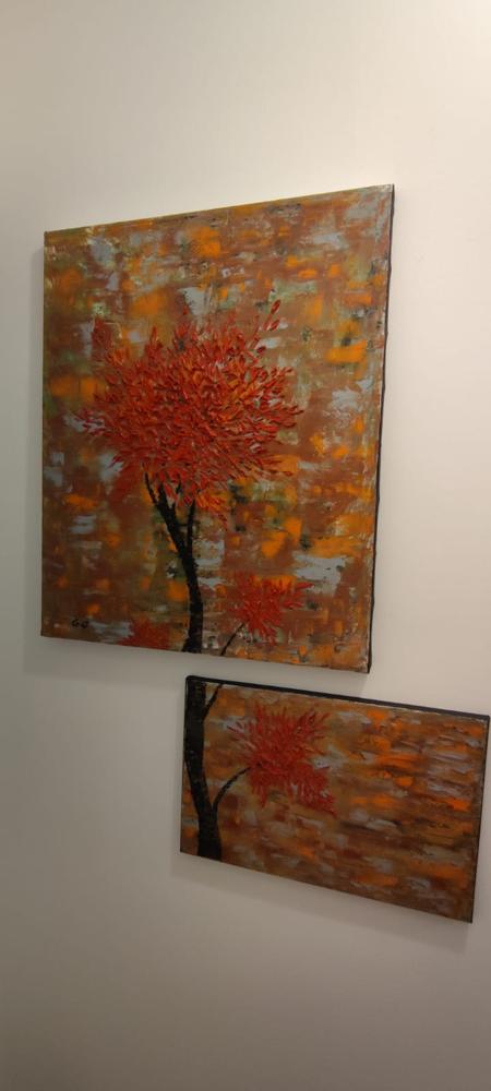 Deux tableaux, un grand et un petit, représentant un arbre avec des feuilles rouge vif et orange et un tronc noir sur un fond texturé d'argent, d'orange et de gris.