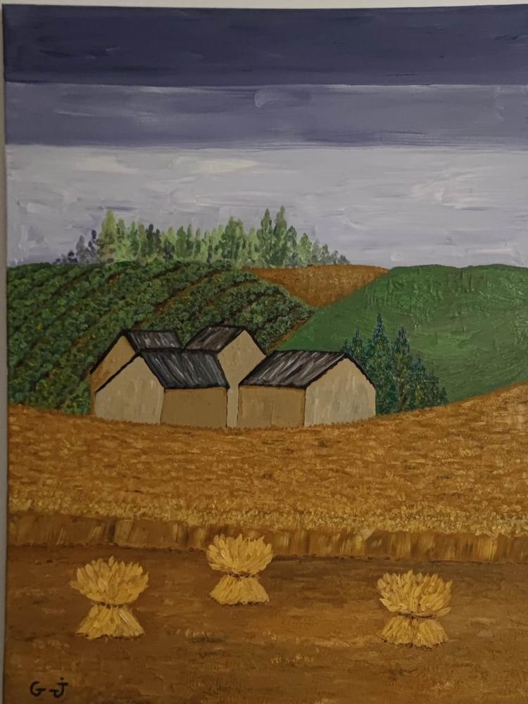 Une peinture de paysage avec des meules de foin jaunes au premier plan, des maisons de ferme au milieu et des collines verdoyantes sous un ciel gris et nuageux.