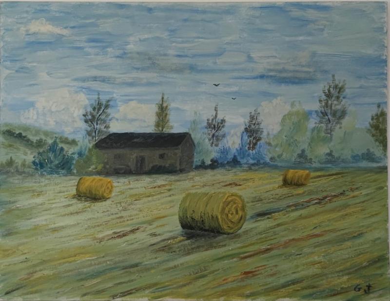 Un tableau de paysage de campagne avec de grandes balles de foin rondes dans un champ, une petite maison de ferme au loin et un ciel bleu avec des nuages blancs.
