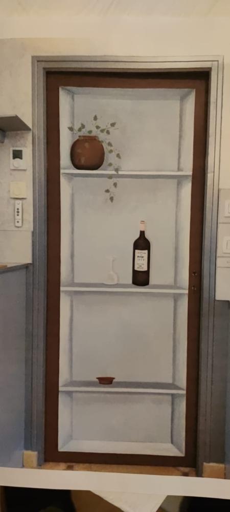 Peinture en trompe-l'œil créant l'illusion d'une étagère murale encastrée.