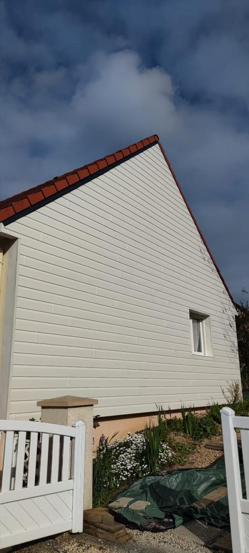 Pose de bardage extérieur en clins sur pignon de maison à Mayenne