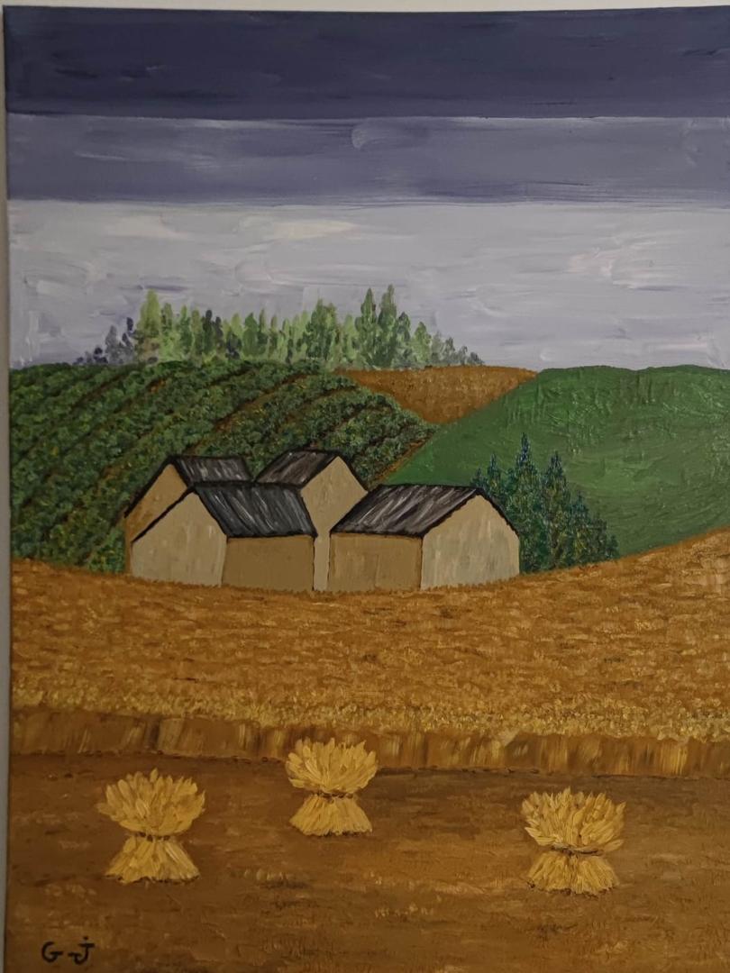 Une peinture de paysage avec des meules de foin jaunes au premier plan, des maisons de ferme au milieu et des collines verdoyantes sous un ciel gris et nuageux.