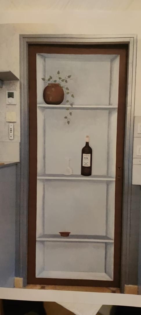 Peinture en trompe-l'œil créant l'illusion d'une étagère murale encastrée.