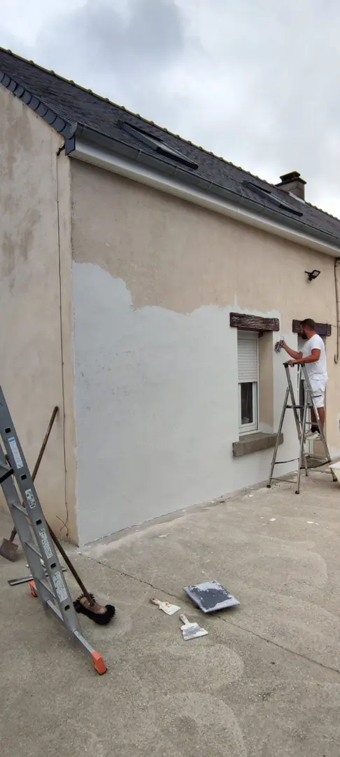 Maison blanche avec volets bleus - Travaux de peinture extérieure