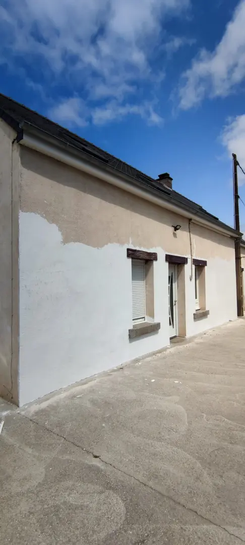 Maison blanche avec volets bleus - Travaux de peinture extérieure