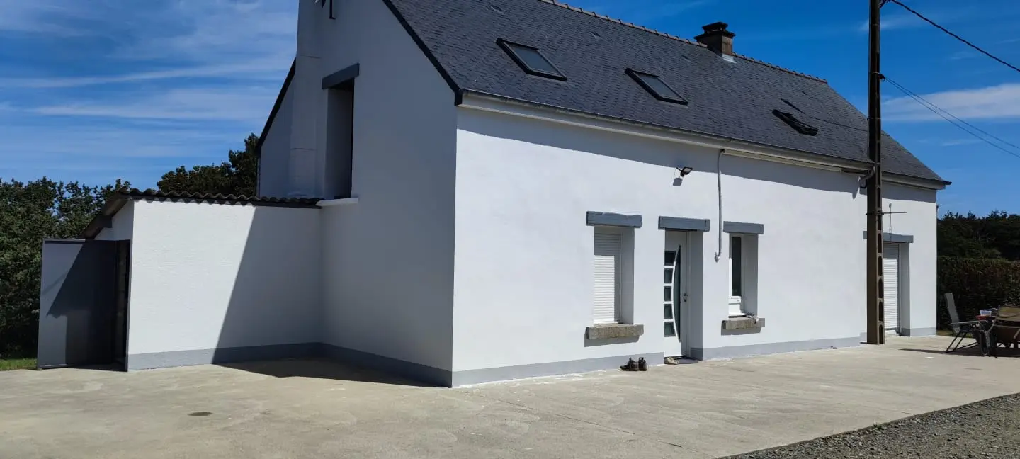 Maison blanche avec volets bleus - Travaux de peinture extérieure